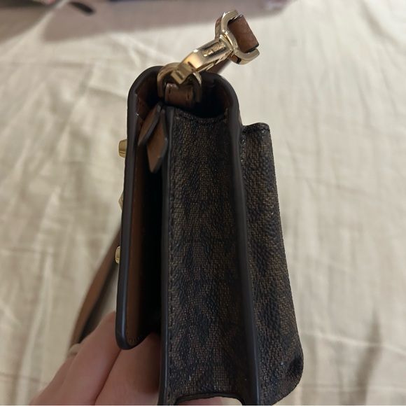 Micheal Kors Small studded Faux Leather and logo smartphone crossbody - Picture 4 of 8